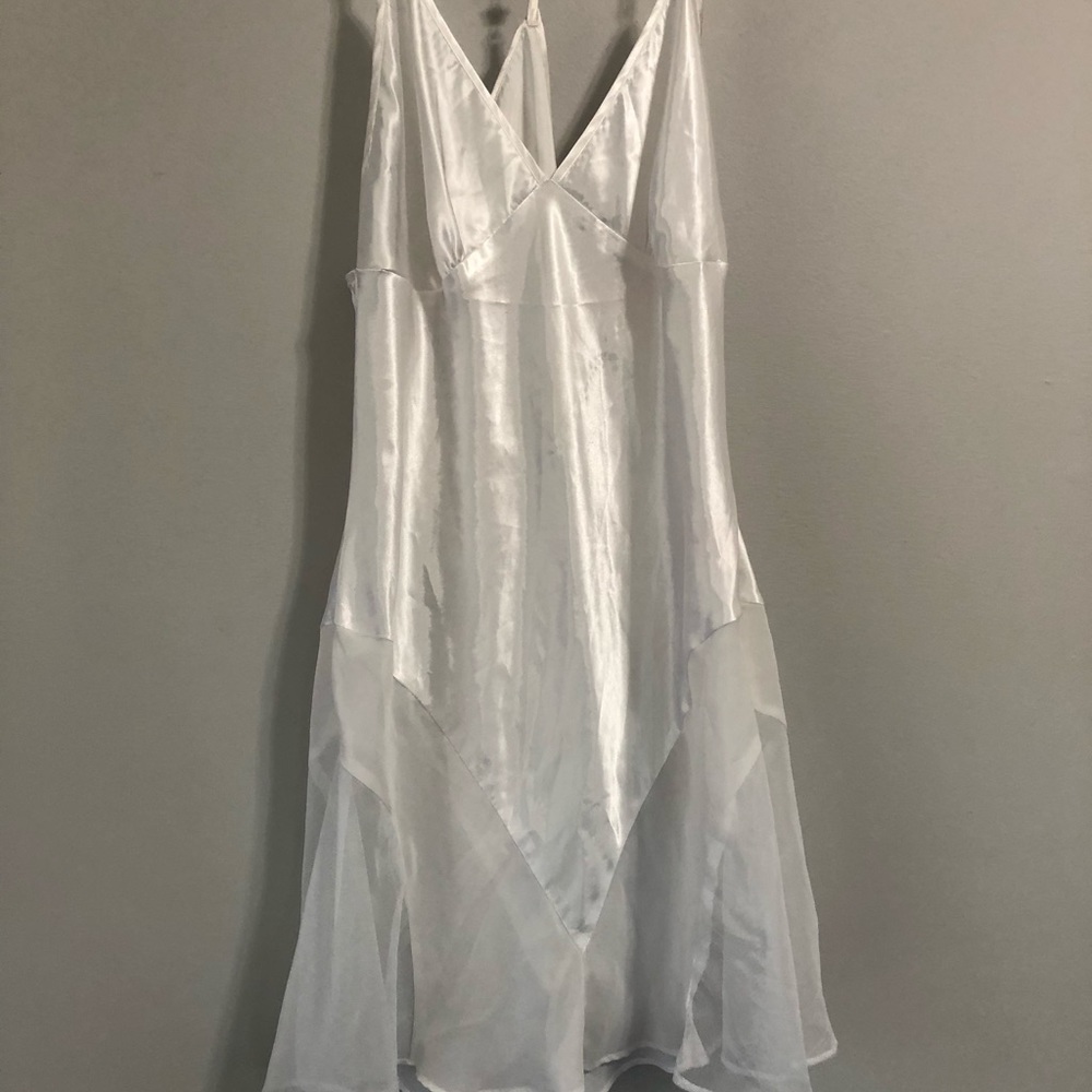 La Vie en Rose white lingerie night gown
